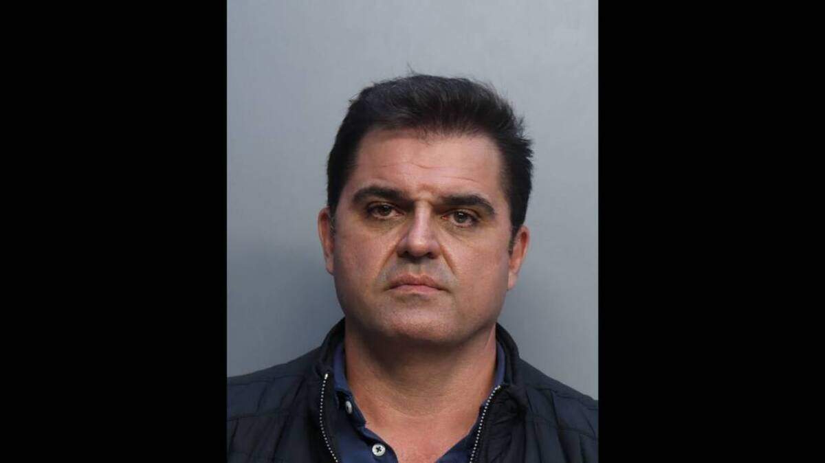 Arrestan a guardia de penitenciaría José Alcázar por traficar cocaína de Miami y planear el asesinato de un hombre.