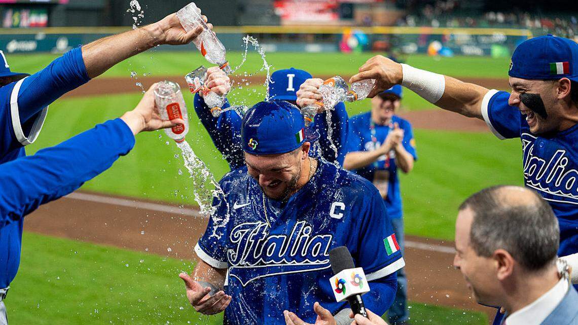 El primera base y cuarto bate Vinnie Pasquantino disparó tres jonrones ante México el miércoles y se convirtió en el primer pelotero en logralo en la historia del Clásico Mundial. 