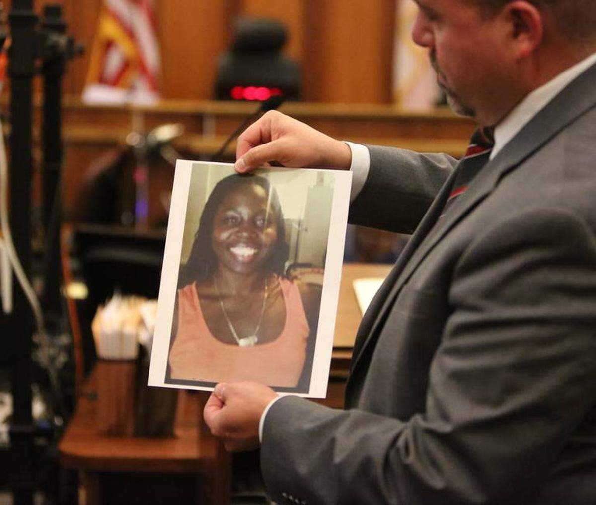 El fiscal Ray Araujo sostiene una foto de la víctima de asesinato, Terrilyn Gray, quien fue asesinada a puñaladas el 6 de agosto de 2012 por su ex novio Alphonso Jerard Lucas.