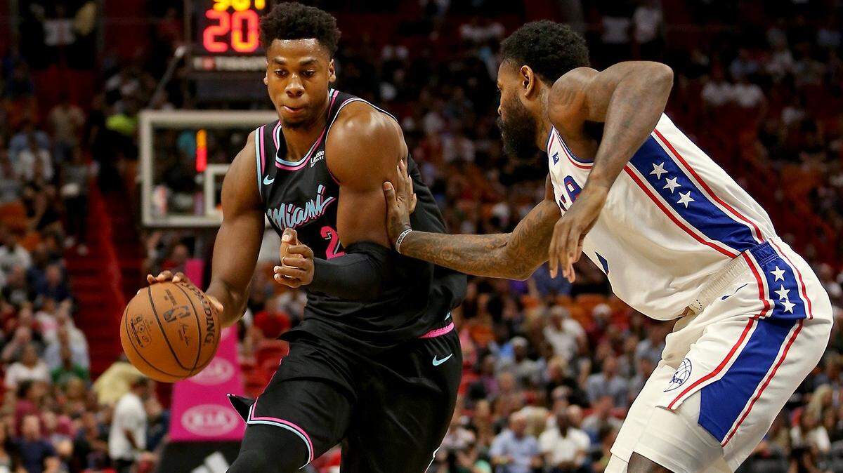 El centro del Heat Hassan Whiteside (izq.) conduce la pelota ante la defensa de Amir Johnson, de Filadelfia, en el partido efectuado el 12 de noviembre de 2018 en Miami.