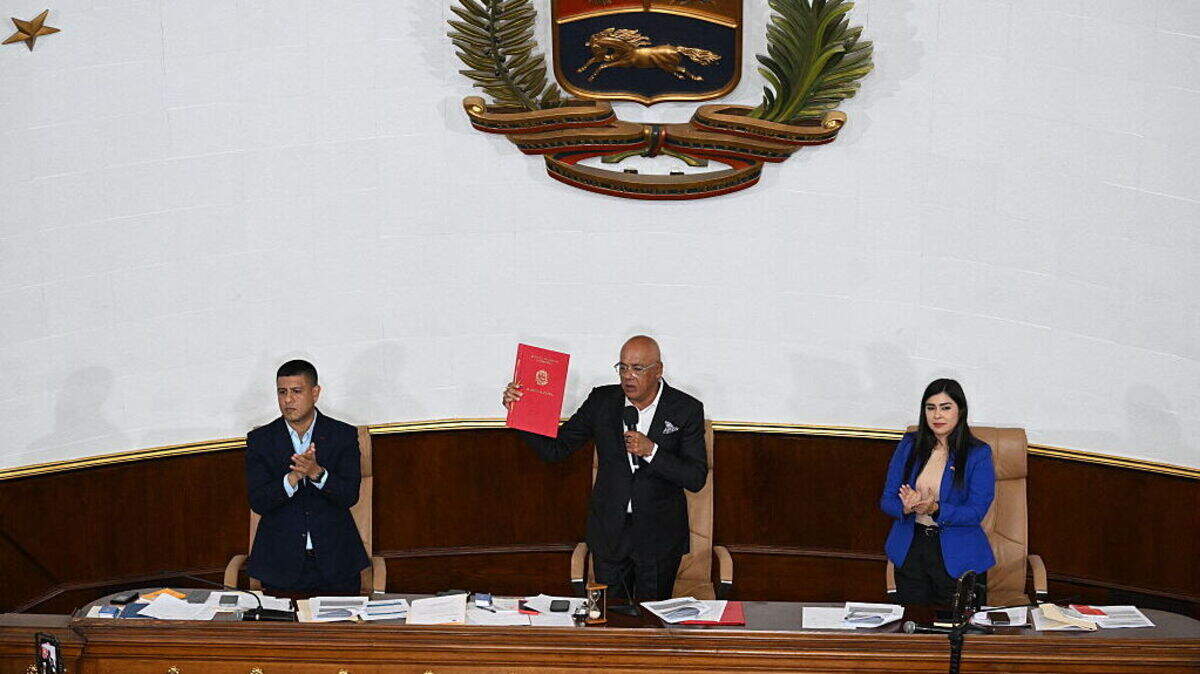 El presidente de la Asamblea Nacional de Venezuela, Jorge Rodríguez (C), habla junto al primer vicepresidente Pedro José Infante (I) y la segunda vicepresidenta Grecia Colmenares después de la aprobación de una ley de amnistía propuesta por la presidenta interina de Venezuela, Delcy Rodríguez, en la Asamblea Nacional en Caracas el 19 de febrero de 2026. El Parlamento de Venezuela aprobó por unanimidad el 19 de febrero una histórica ley de amnistía que se espera que conduzca a la liberación de cientos de presos políticos después de 27 años de chavismo. 