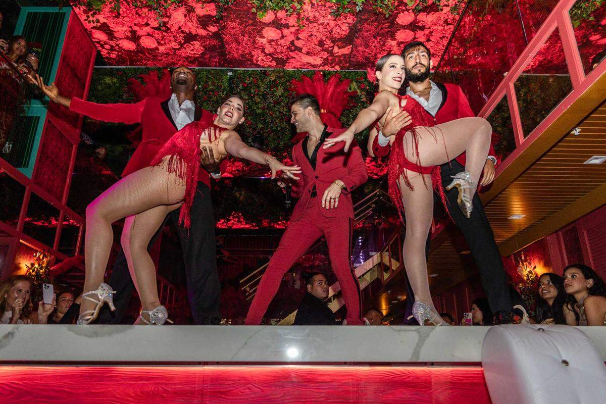 Los viernes presentan Noches de La Habana con todo el ritmo latino y caribeño que puedas resistir.