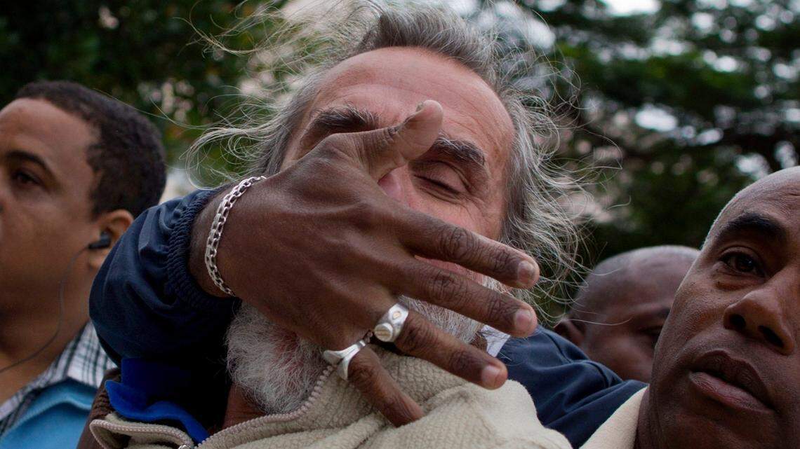 Un opositor es detenido por miembros de la Policía Política vestidos de civil en Cuba. Archivo.