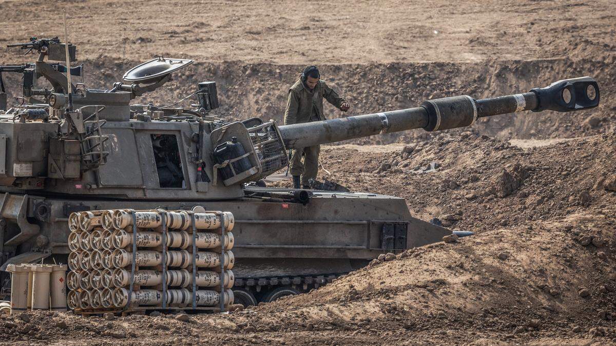 Un soldado israelí inspecciona un tanque instalado en Sderot, Israel, cerca de la frontera con Gaza, el sábado 28 de octubre de 2023.