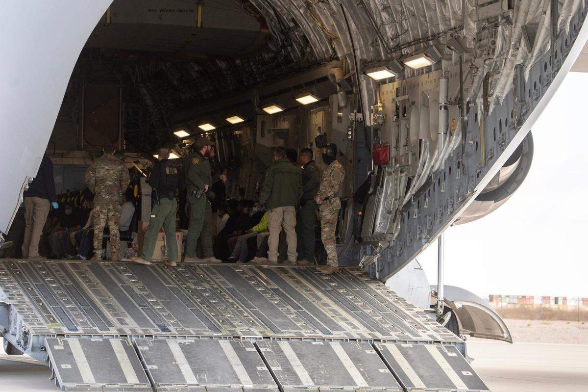 Inmigrantes de Guatemala que están en Estados Unidos de manera ilegal son llevado a un avión militar C-17, para ser deportados a su país de origen desde Fort Bliss en El Paso, Texas, el jueves 30 de enero de 2025.