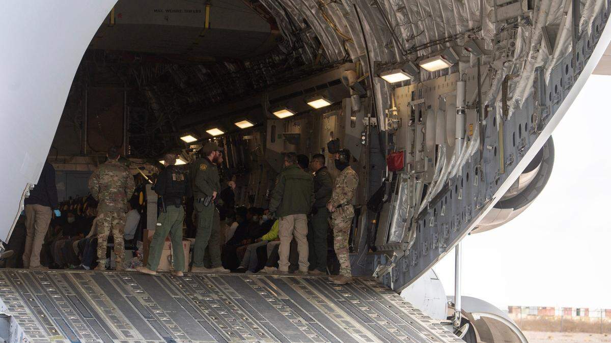 Inmigrantes de Guatemala que están en Estados Unidos de manera ilegal son llevado a un avión militar C-17, para ser deportados a su país de origen desde Fort Bliss en El Paso, Texas, el jueves 30 de enero de 2025.