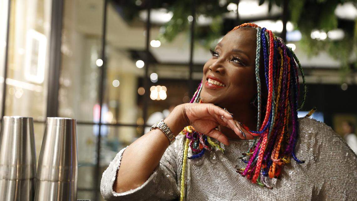 Artista versátil, cantante, pianista, compositora, actriz, presentadora y hasta escritora de cuentos infantiles, Lucrecia fue la primera mujer cubana que logró estar nominada a los Óscar, a mejor compositora por “Balseros”, un documental que es toda una crítica al régimen Castro, por lo que está vetada su entrada.