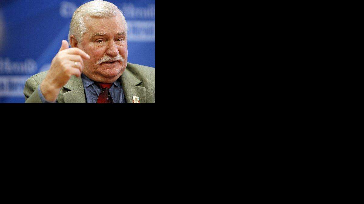 Foto de archivo. El ex presidente de Polonia Lech Walesa habla en la Torre de la Libertad invitado por la Fundación Nacional Cubano Americana.