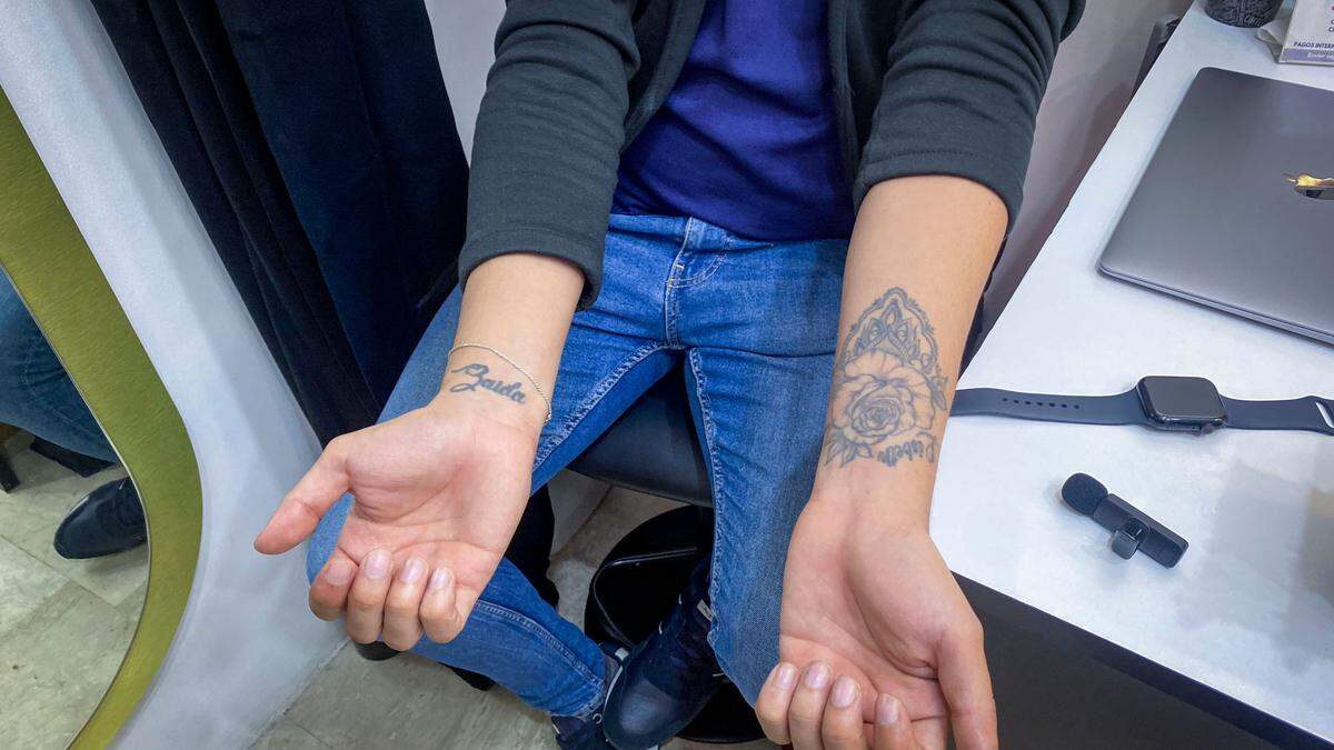 Luis Abreu, de 20 años, tiene tatuajes de 11 símbolos diferentes en el pecho y los antebrazos.