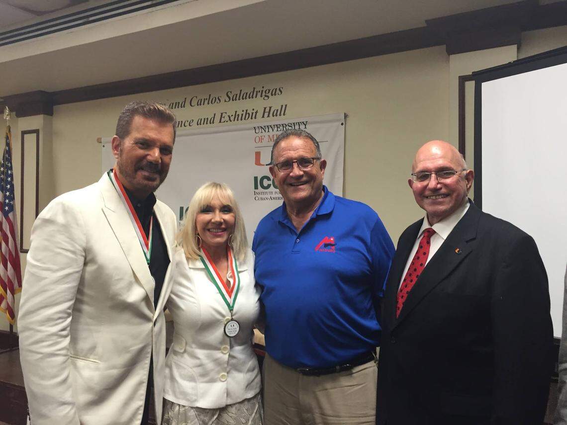 Eloy Cepero junto a Willy Chirino, Lissette y al ejecutivo Jorge Maduro.