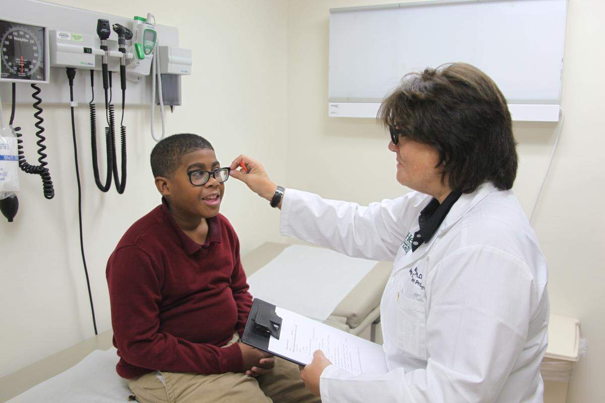 La Dra. Gillian Hotz, directora del programa UHealth Sports Medicine and Concussion, examina a un paciente.