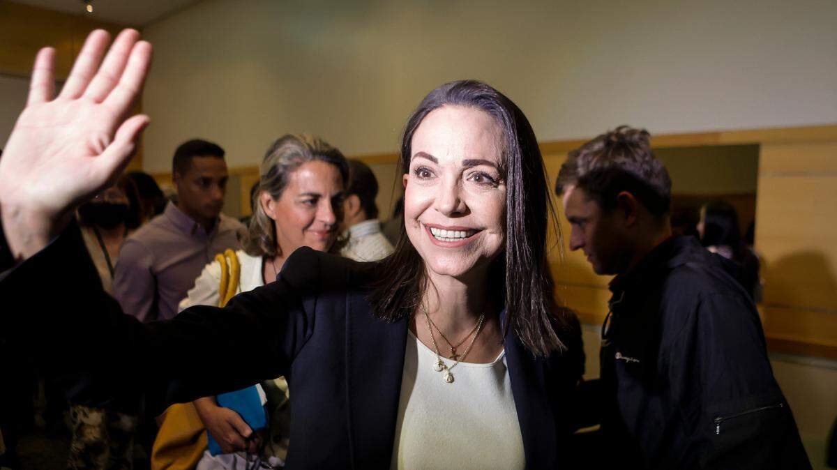 María Corina Machado fue electa como la candidata presidencial del bloque opositor para las elecciones presidenciales en Venezuela en 2024, pero queda por definir si el gobierno chavista le permitirá participar. En la foto, Machado saluda antes de ofrecer una conferencia de prensa, el 4 de julio de 2023, en Caracas.