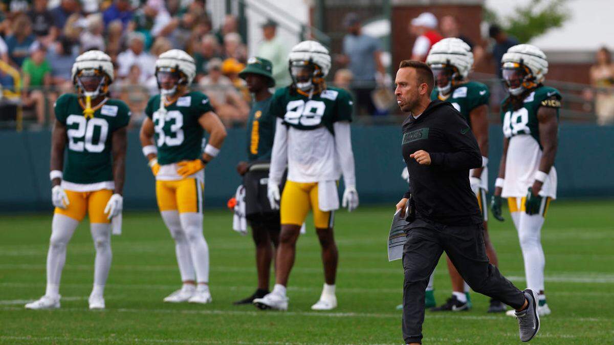 Los Dolphins contrataron a Jeff Hafley, excoordinador defensivo de los Packers de Green Bay, como su nuevo entrenador por las próximas cinco temporadas.
