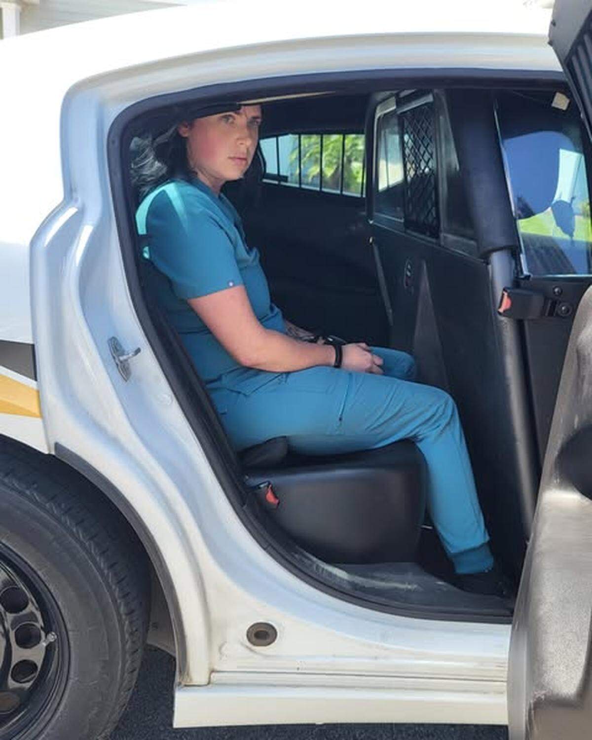 Autumn Bardisa fue arrestada en Florida por siete cargos por presuntamente ejercer una profesión sanitaria sin licencia e igual número de cargos por uso fraudulento de información de identificación personal, informó el Departamento de Policía de Flagler.