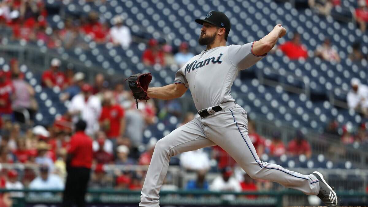 El abridor d elos Marlins Caleb Smith trabajó tres entradas y permitió cinco carreras con igual cantidad de hits, en el partido efectuado ante los Nacionales, el 26 de mayo de 2019 en Washington.