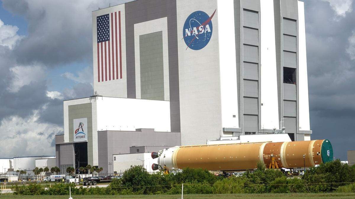 La sección principal del sistema de lanzamiento NASA de Artemis II es trasladado al edificio de ensamblaje en el Centro Espacial Kennedy, en Cabo Cañaveral, Florida, el 24 de julio de 2024.