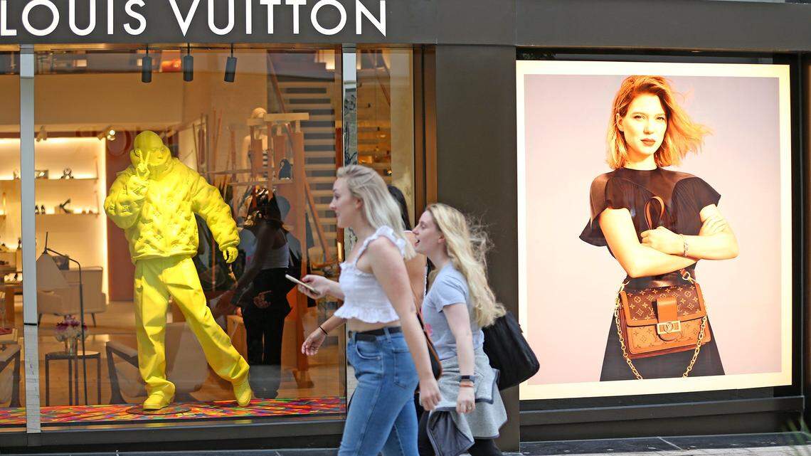 Un grupo de personas camina por la zona de tiendas del Design District, en Miami, en enero del 2020. Los influencers se han convertido en una fuerza importante para la difusión de las marcas.