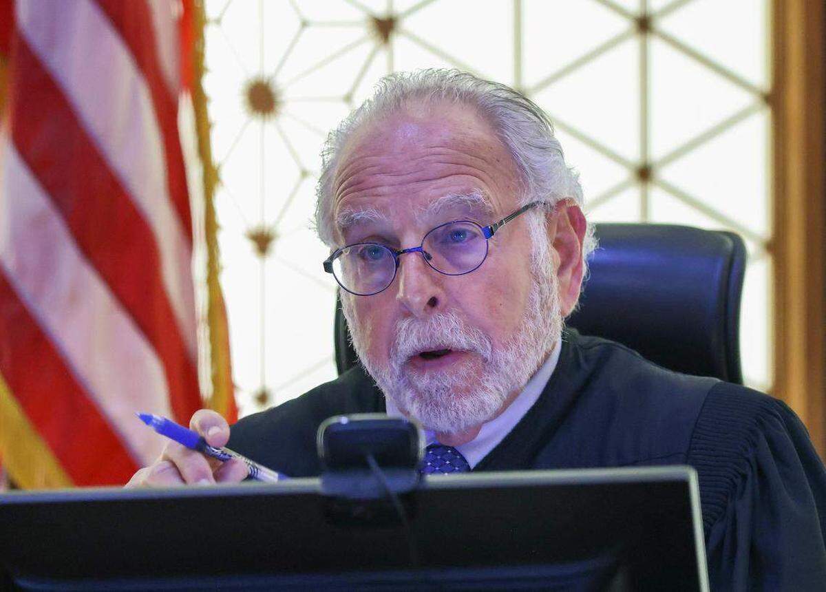 El juez Richard Hersch preside la audiencia de Derek Rosa durante su juicio por apuñalar a su madre hasta la muerte el lunes 5 de enero de 2026 en Miami, Florida. Rosa, de 15 años, se declaró culpable el viernes 16 de enero de 2026 del asesinato de su madre.