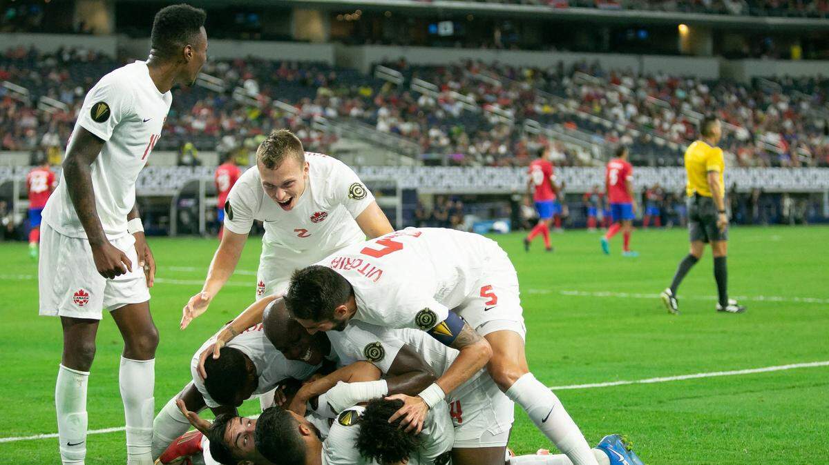 Los jugadores de Canadá celebran un gol ante Costa Rica en el partido de cuarto de final celebrado el 25 de julio de 2021 en el AT&T stadium in Arlington, Texas.