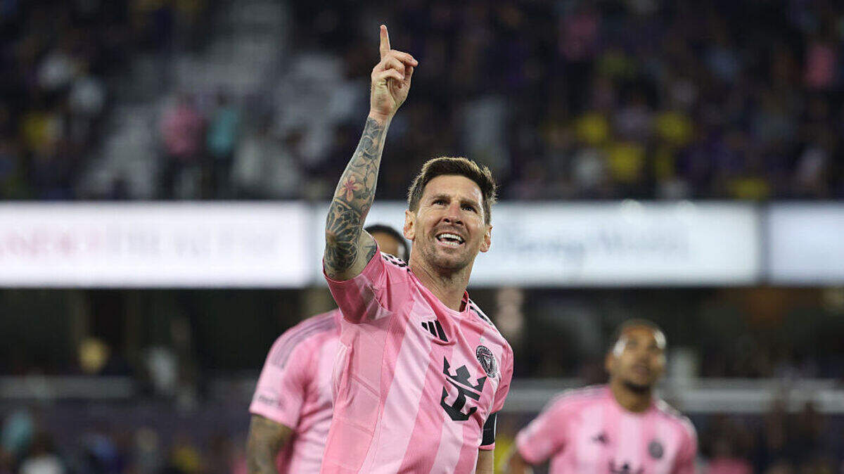 El astro del Inter Miami Lionel Messi celebra tras anotar un gol ante Orlando City, en el partido de la MLS efectuado el 1ro de marzo de 2026 en Orlando, Florida. 