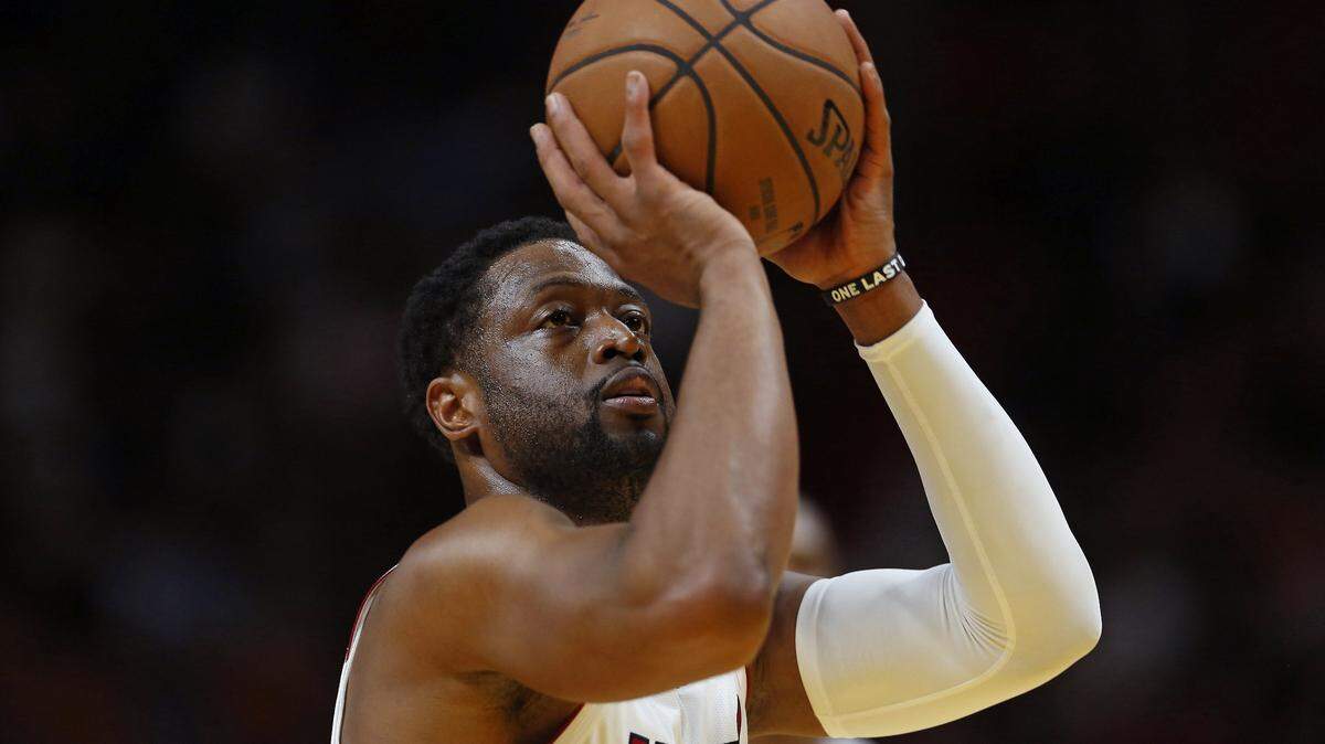 Dwyane Wade, escolta del Heat (3), tira al aro en el partido contra los Clippers el 23 de enero en el American Airlines Arena.