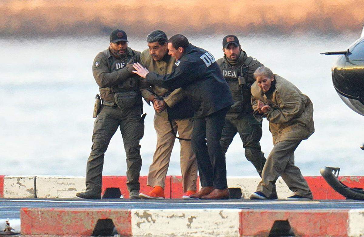Nicolás Maduro y su esposa, Cilia Flores, son vistos esposados tras aterrizar en un helipuerto de Manhattan, escoltados por agentes federales fuertemente armados, mientras suben a un vehículo blindado en dirección a un tribunal federal en Manhattan el 5 de enero de 2026 en la ciudad de Nueva York.