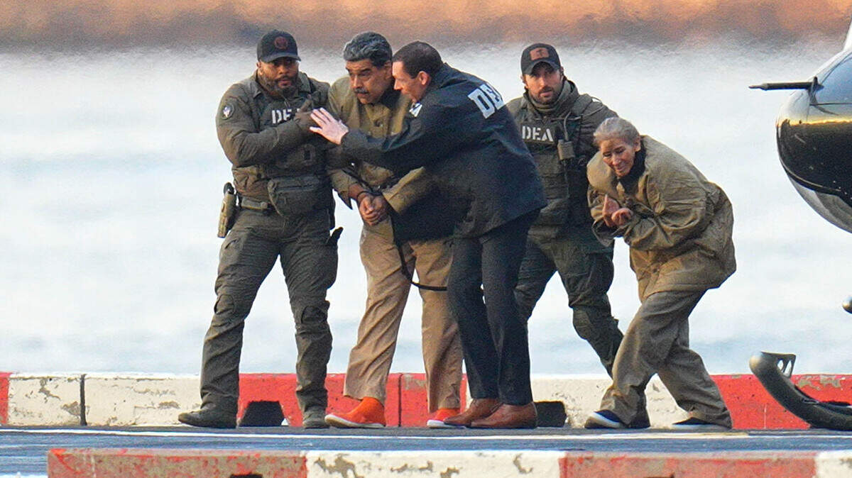 Nicolás Maduro y su esposa, Cilia Flores, son vistos esposados tras aterrizar en un helipuerto de Manhattan, escoltados por agentes federales fuertemente armados, mientras suben a un vehículo blindado en dirección a un tribunal federal en Manhattan el 5 de enero de 2026 en la ciudad de Nueva York.