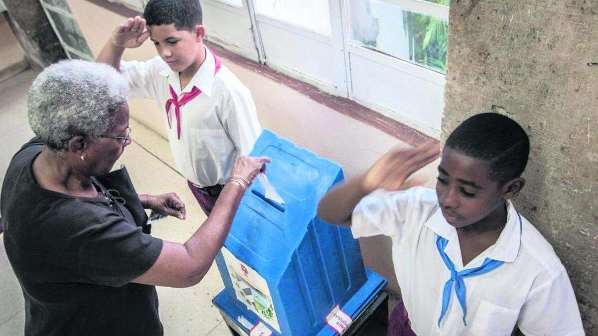 Una mujer deposita su voto en un centro votación en La Habana el 26 de noviembre del 2017 durante unas elecciones municipales, en esta foto de archivo.