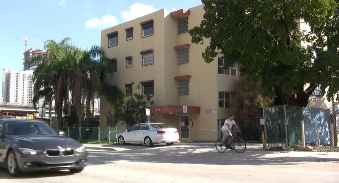 Los propietarios de Habana Condos, en el 424 SW7 Street de la Pequeña Habana, contrataron a un agente de bienes raíces con la esperanza de vender la propiedad.