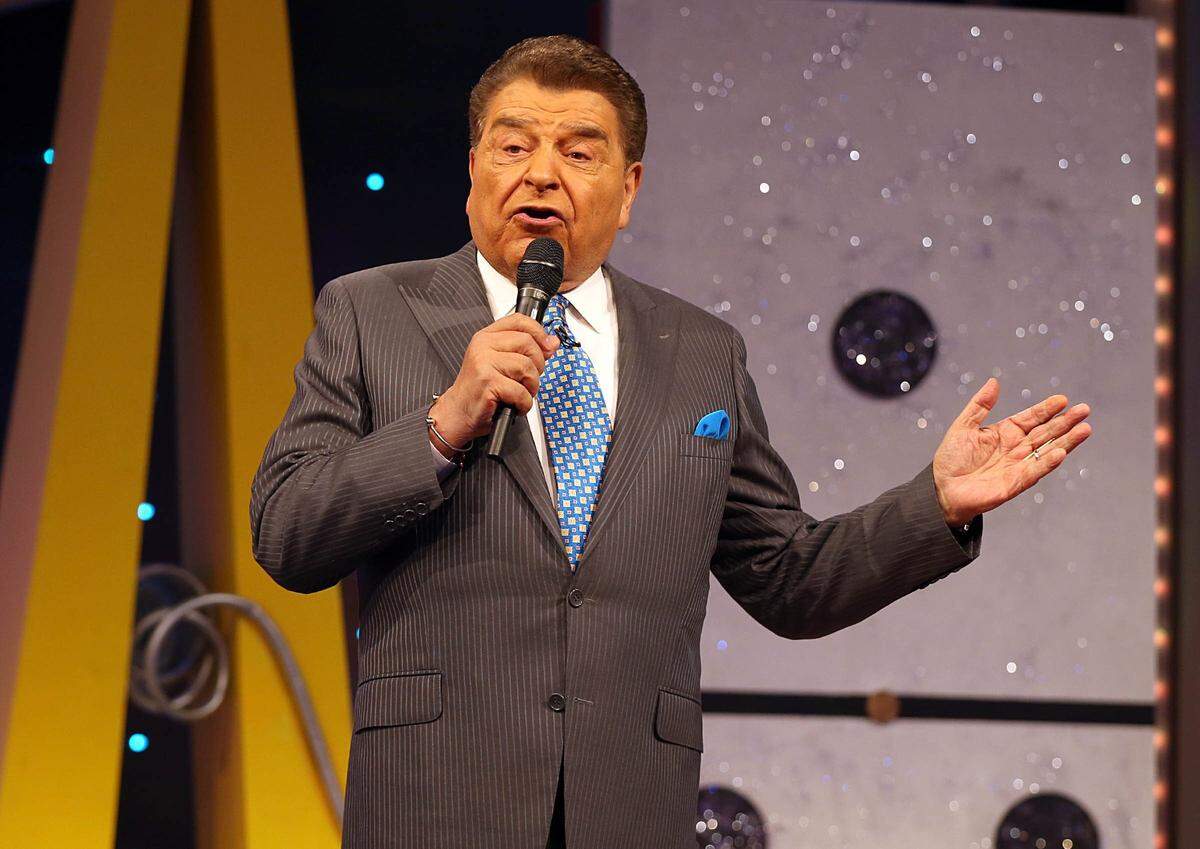 Mario Kreutzberger, "Don Francisco”, regresa a Univision con un programa de entrevistas como parte de una política de la cadena de traer leyendas. En la foto, conduce su programa ‘Sabado Gigante’, que fue cancelado en el 2015, después de 53 años al aire.