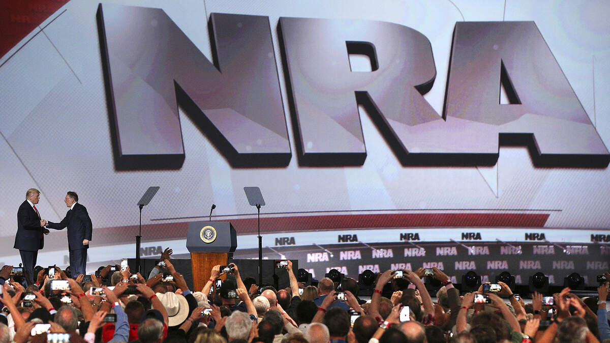 El presidente Donald Trump (izq) saluda al vicepresidente ejecutivo de la NRA,Wayne LaPierre , al llegar al Foro de Liderazgo de la NRA el 28 de abril del 2017 en Atlanta.