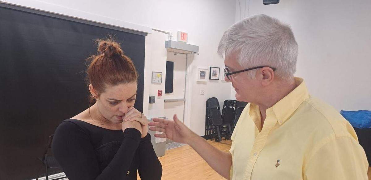 El autor y director de “Hierro”, Carlos Celdrán, da instrucciones durante un ensayo a la actriz Claudia Valdés. 