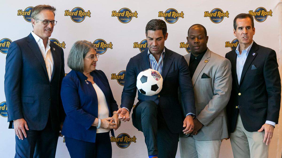 De izquierda a derecha: Tom Garfinkel, presidente y director ejecutivo de Miami Dolphins y Hard Rock Stadium, Daniella Levine Cava, alcaldesa del condado de Miami-Dade, Francis Suarez, alcalde de la ciudad de Miami, Reggie Leon, vicealcalde de Miami Gardens y Rolando Aedo , director de operaciones de la Oficina de Visitantes y Convenciones del Gran Miami, asiste a una conferencia de prensa dentro del Hard Rock Stadium el viernes 17 de junio de 2022 en Miami Gardens, Fla. La conferencia de prensa se llevó a cabo un día después de que se anunciara que Miami y el Hard Rock El estadio albergaría partidos durante la Copa Mundial de la FIFA 2026.