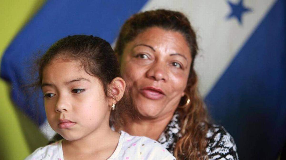 La hondureña Rosa Ozeguera con su hija de 6 años, Dileini Funes.
