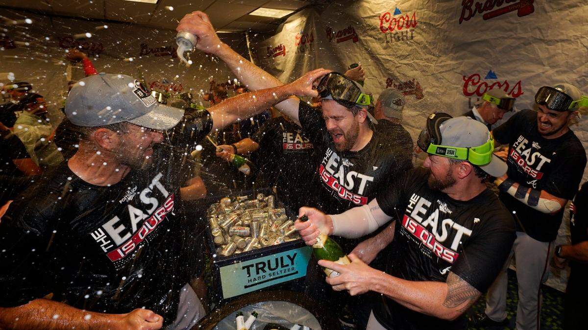 Los jugadores de los Bravos de Atlanta celebran tras vencer 2-1 a los Marlins y asegurar la cima de la División Este de la Liga Nacional, en el partido celebrado el 4 de octubre de 2022 en Miami.