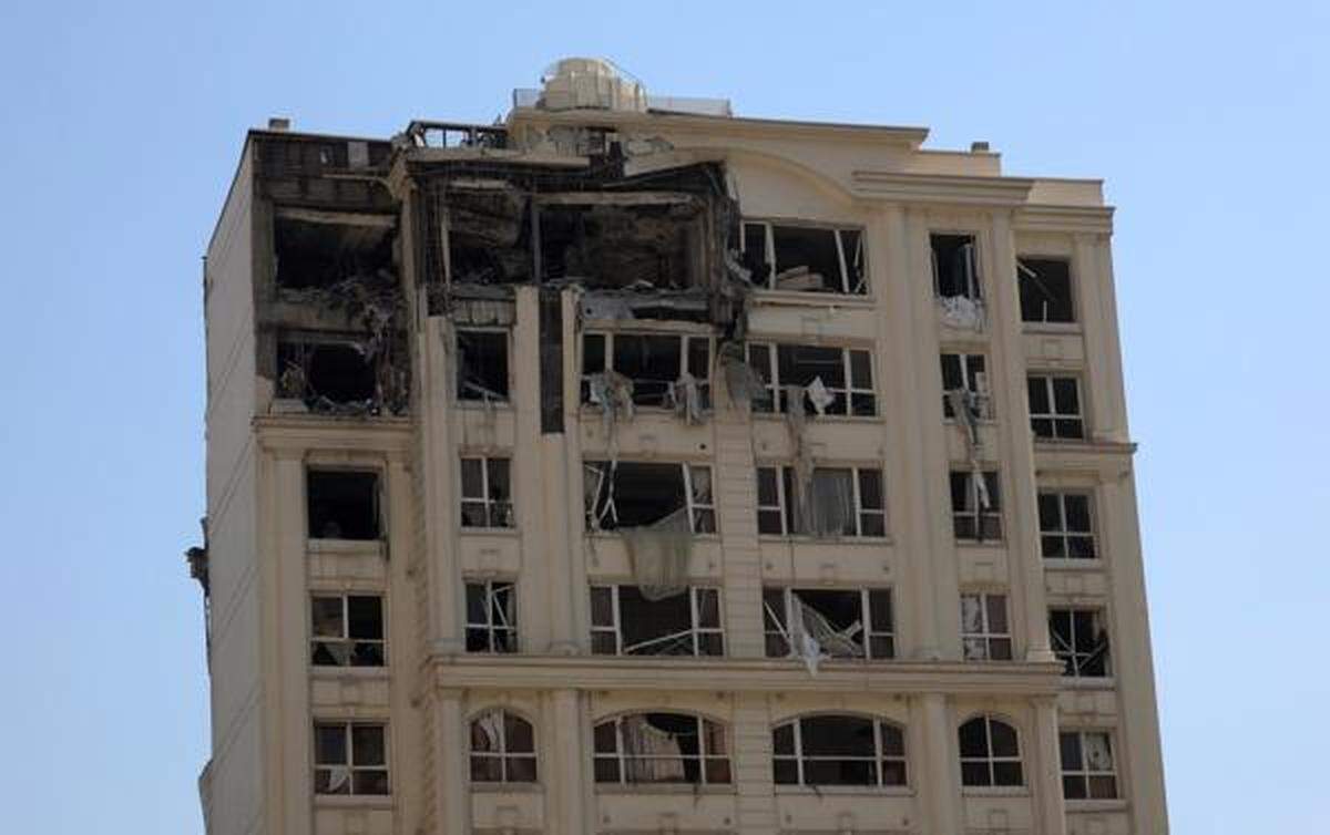 Un edificio dañado fue alcanzado por ataques aéreos israelíes, al norte de Teherán, Irán, el 13 de junio de 2025. Israel lanzó ataques contra Irán y su capital, Teherán, la madrugada del 13 de junio, causando la muerte de importantes figuras militares, entre ellas el Jefe del Estado Mayor de las Fuerzas Armadas, Mohammad Bagheri, y el Comandante en Jefe del Cuerpo de la Guardia Revolucionaria Islámica (CGRI), Hossein Salami, según confirmaron ambos países.