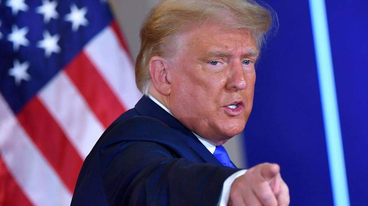 El presidente de los Estados Unidos, Donald Trump, hace un gesto después de hablar durante la noche de las elecciones en el East Room de la Casa Blanca en Washington, DC, a principios del 4 de noviembre de 2020.