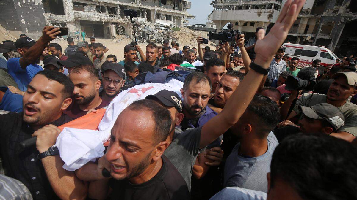 Dolientes cargan el cuerpo del corresponsal de Al Jazeera, Anas al-Sharif, quien fue asesinado junto a otros periodistas en un ataque aéreo israelí nocturno contra su tienda en la Ciudad de Gaza, durante su funeral en la misma ciudad el 11 de agosto de 2025.
