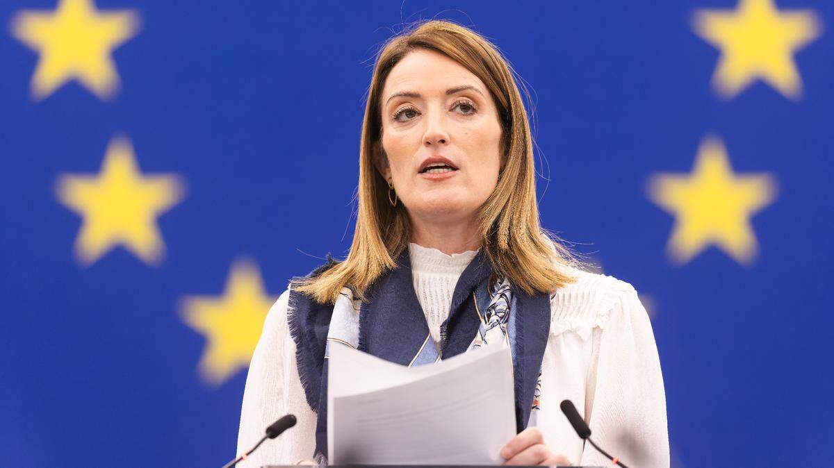 Roberta Metsola,  presidenta del Parlamento Europeo, se encuentra en el pleno del Parlamento Europeo y pronuncia un discurso el 17 de diciembre de 2024, Francia, Estrasburgo.