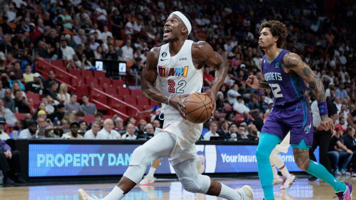El jugador del Heat Jimmy Butler entra al aro en el segundo cuarto del partido ante los Hornets de Charlotte, celebrado el 10 de noviembre de 2022 en Miami.