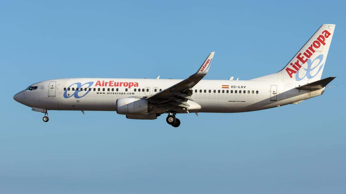 Un Boeing 737-800 de Air Europa aterrizando en el aeropuerto de Lanzarote/Arrecife tras un vuelo nacional procedente de Madrid.