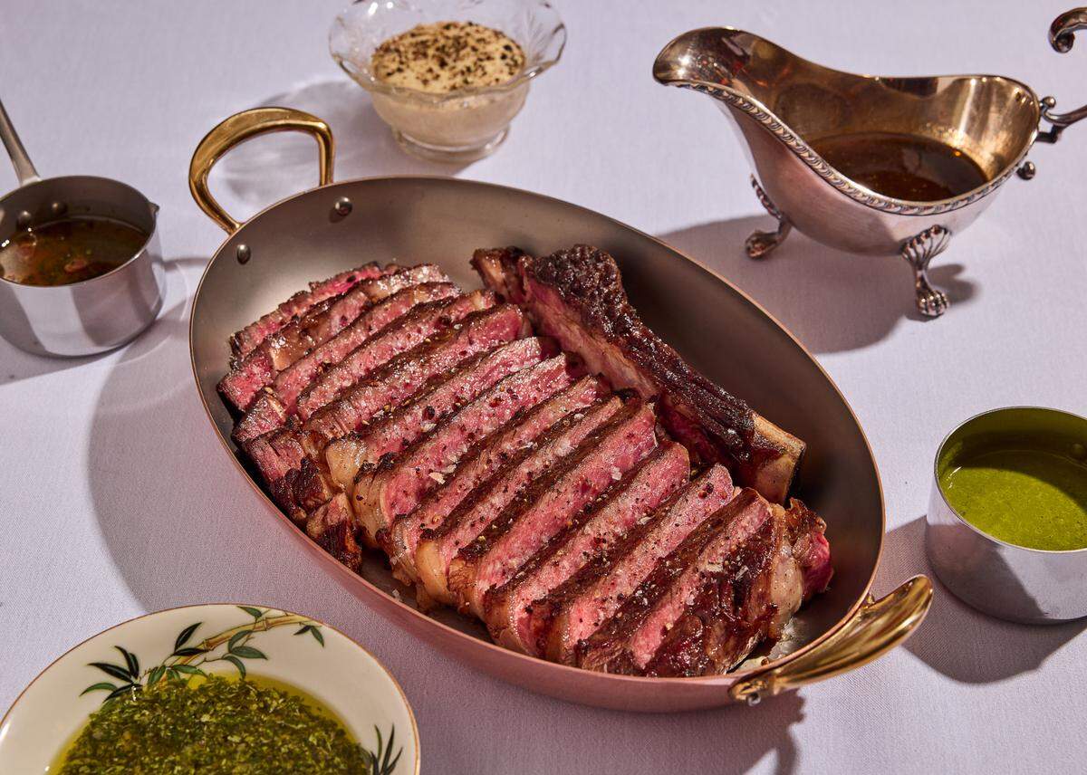 El bistec es la estrella en Sunny’s Steakhouse en el barrio Little River de Miami, pero no ignore las pastas ni la barra de comida cruda. 
