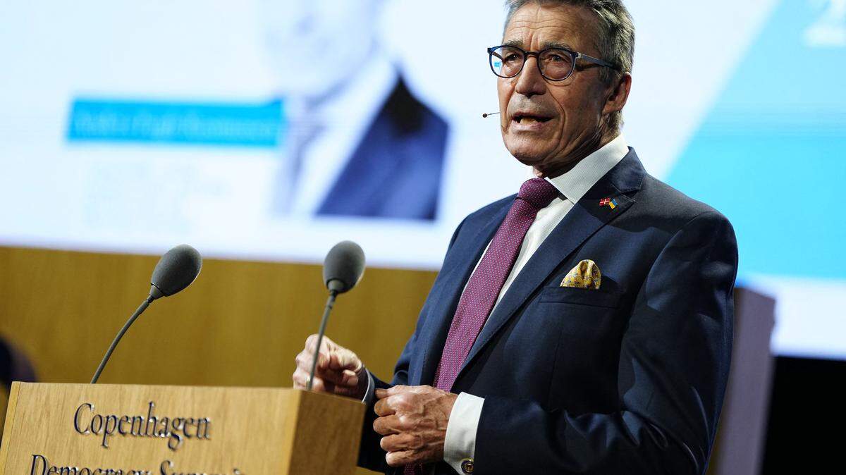 El ex primer ministro danés, ex secretario general de la OTAN y fundador y presidente de la Fundación Alianza de Democracias, Anders Fogh Rasmussen, se dirige a los invitados durante la Cumbre de Democracia de Copenhague de dos días en el Teatro Real Danés en Copenhague, el 13 de mayo de 2025.