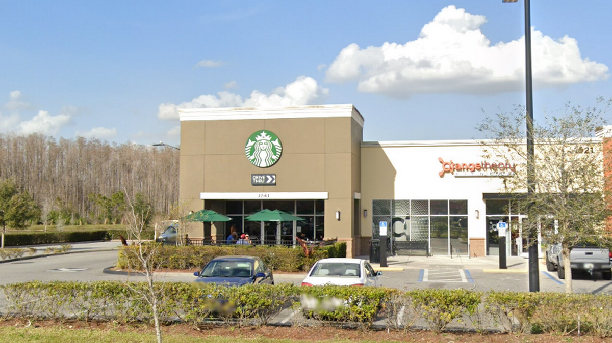 Un pastor de la Florida fue acusado de masturbarse en el patio de una cafetería Starbucks, dijo la policía del Condado Osceola. Foto tomada en febrero de 2021.