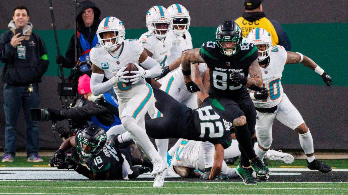 El safety de los Miami Dolphins, Jevon Holland (8), después de interceptar un pase corre para anotar un touchdow, luego de recorrer todo el campo, en el segundo cuarto contra los New York Jets ,en el estadio MetLife el viernes 24 de noviembre de 2023 en New Jersey.