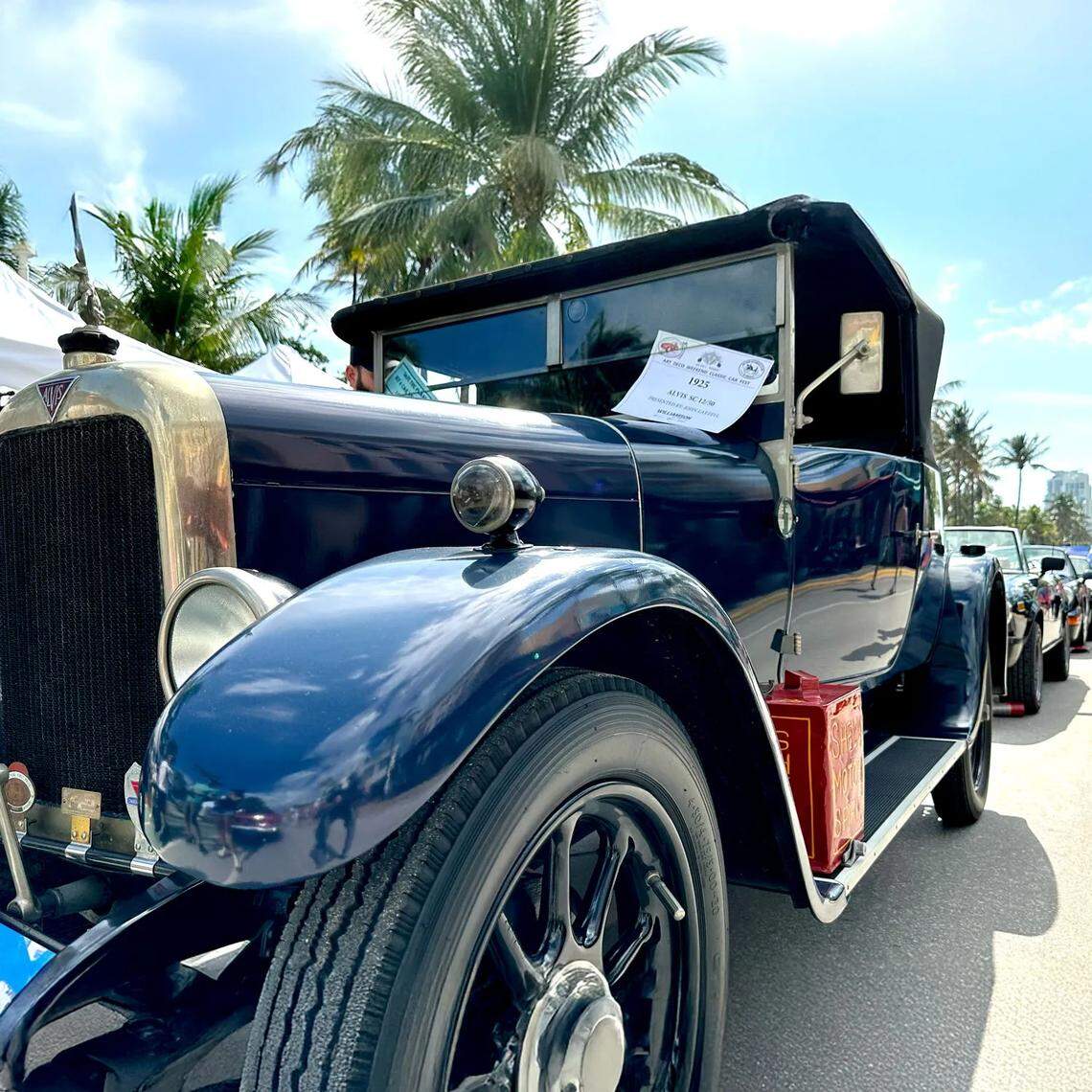 Exposición de coches clásicos del Antique Automobile Club of America en Ocean Drive, Miami Beach.