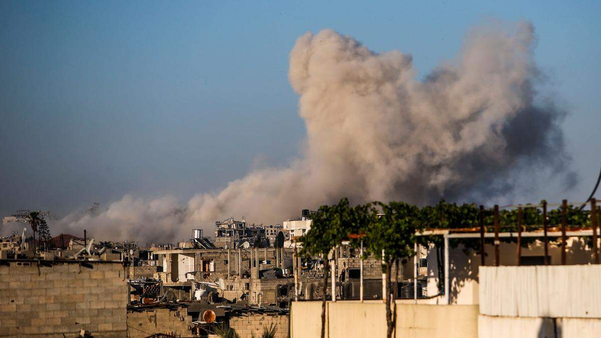 Una columna de humo producto de un bombardeo israelí sale desde el campamento de refugiados Jabalia, en el norte de la Franja de Gaza, el sábado 24 de mayo de 2025.