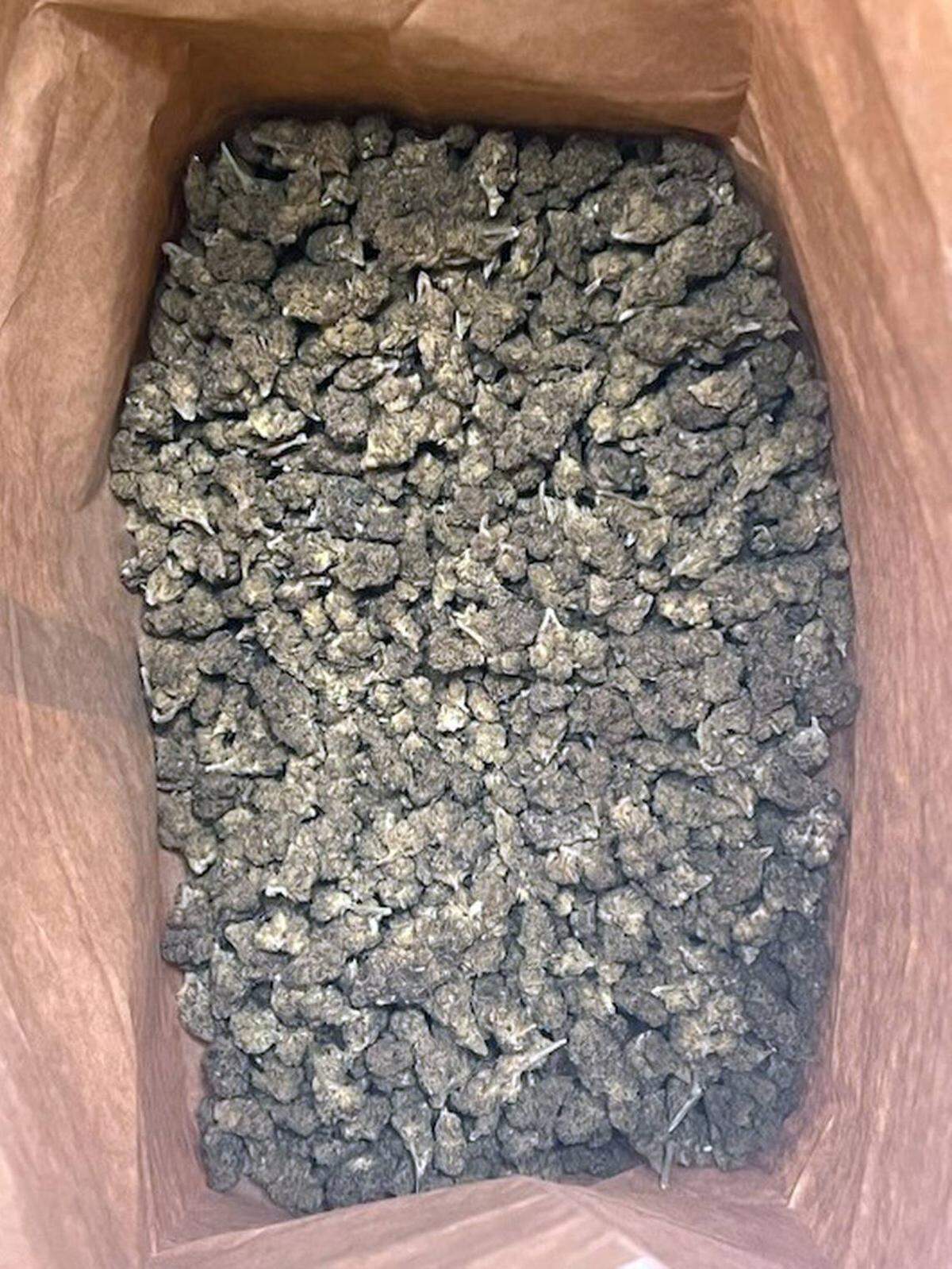 Una bolsas con marihuana se exhibe tras una parada de tráfico de la policía del Condado Monroe que se convirtió en un arresto en los Cayos el 9 de mayo de 2023.