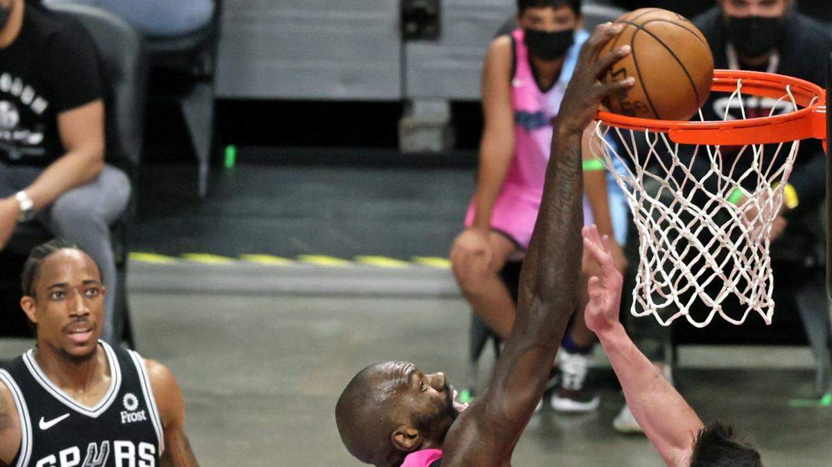 El jugador del Heat Dewayne Dedmon (2) entra al aro ante la defensa de los Spurs de San Antonio, en el partido celebrado el 28 de abril de 2021 en Miami.