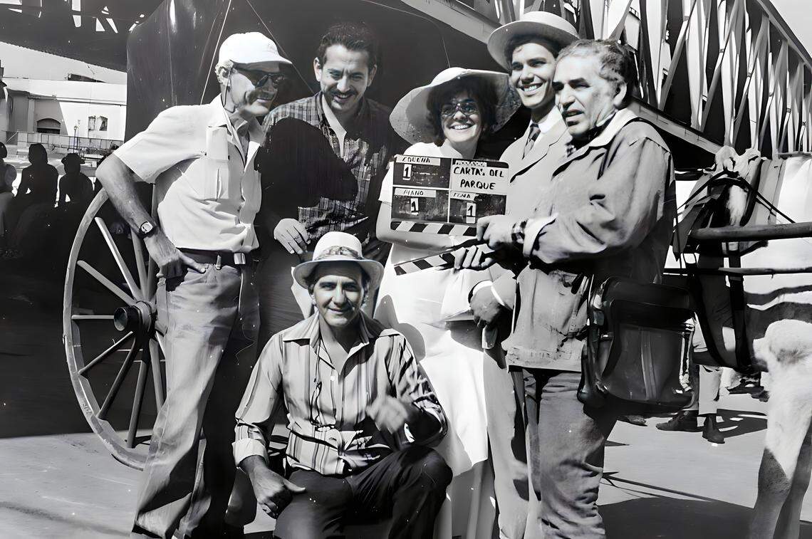 Mario García Joya (sentado) durante la filmación de ‘Cartas del parque’ junto a Tomás Gutiérrez Alea, Yvonne López Arenal, Miguel Paneque y Gabriel García Márquez.
